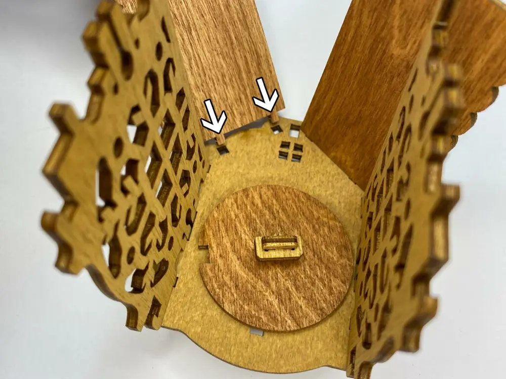 New Year Box – Montagem – Passo 3 – Monta as paredes e o telhado