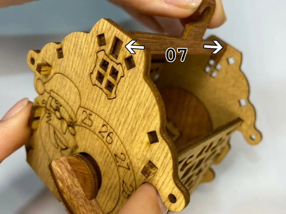 New Year Box – Montagem – Passo 3 – Monta as paredes e o telhado