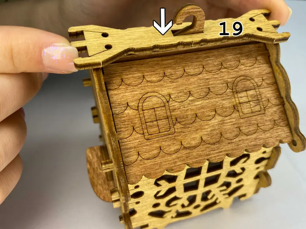New Year Box – Montagem – Passo 3 – Monta as paredes e o telhado